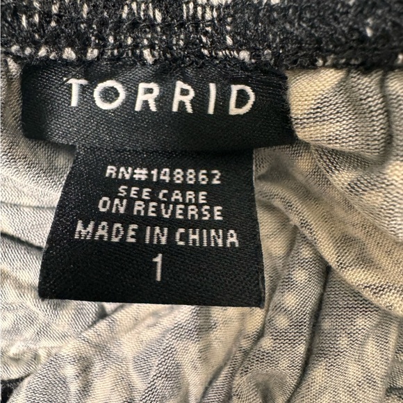 Torrid Medallion Print Off Shoulder Top Size 1x - Picture 7 of 7